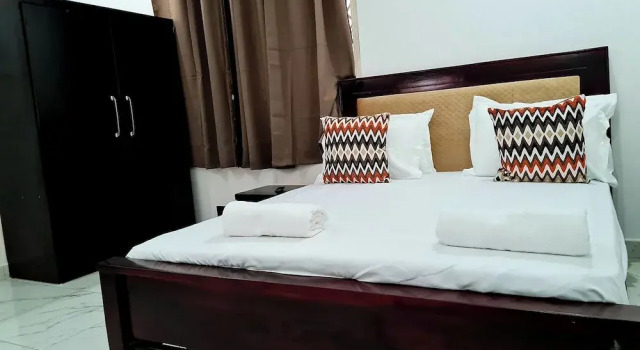 Gorgeous Quiet & Comfy Close to Highway, Rezervovat Apartmán Adenta 