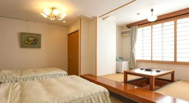 Кровать в общем номере Tansen Hotel