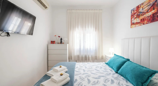 Madrid center room just 3 metro stops