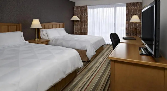 Номер Standard с балконом DoubleTree by Hilton Calgary North