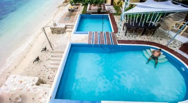 Кровать в общем номере Seafari Resort Oslob