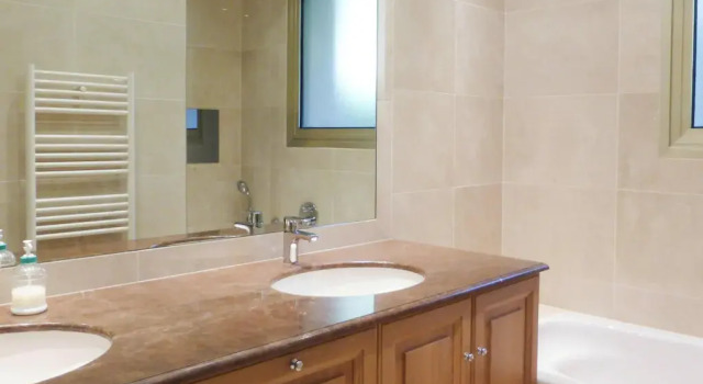Vacation apartment with large private terrace and community pool, Cannes