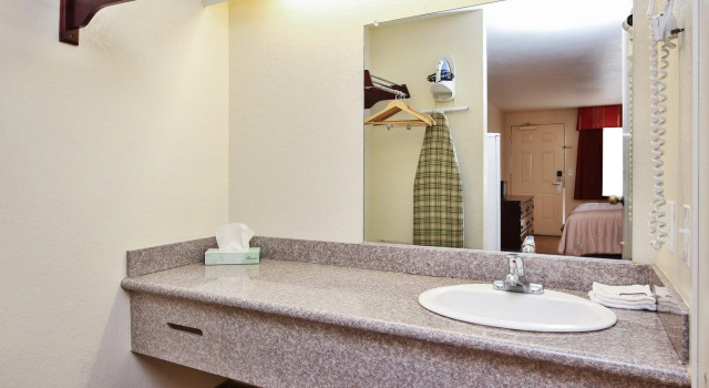 Четырёхместный номер Deluxe Red Roof Inn Lompoc