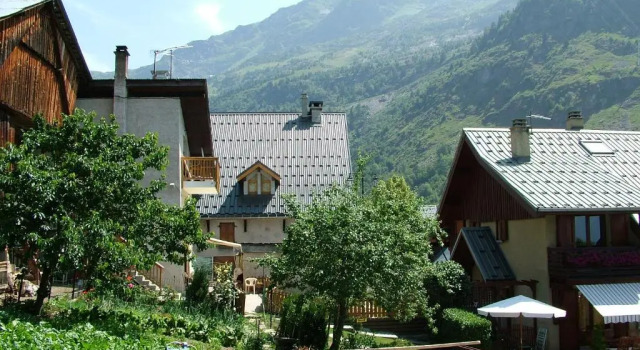 Шале Ski Peak - Chalet Rostaing - Incredible vaulted ceiling dining room and breathtaking garden