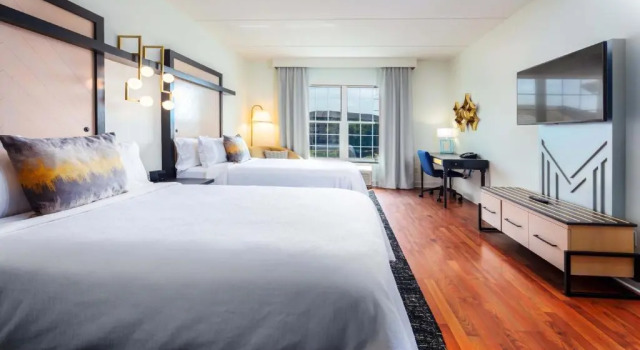 Четырёхместный номер Standard с видом на озеро Hotel Indigo Jacksonville-Deerwood Park by IHG