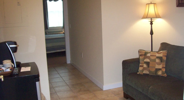 Полулюкс Cozy & Clean Second-Story Suite w/ Kitchenette & Free WiFi - Walk to the Harbor