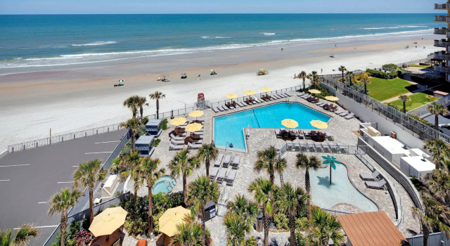 Четырёхместный номер Standard с балконом и oceanfront Delta Hotels by Marriott Daytona Beach Oceanfront