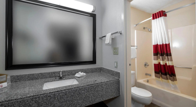 Четырёхместный номер Deluxe Red Roof Inn West Point