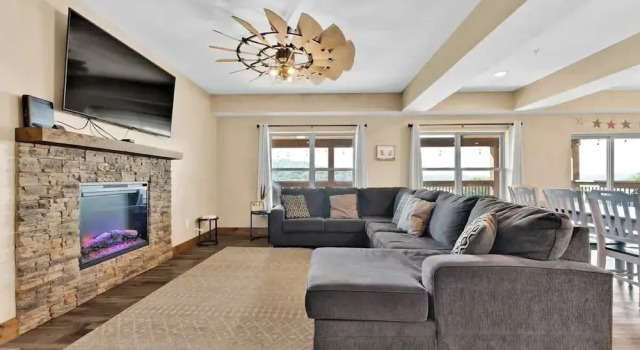 Hooked on Branson Cove - Pool Hot Tub Fireplace, Book Feriehus Villaer i Missouri, Villa