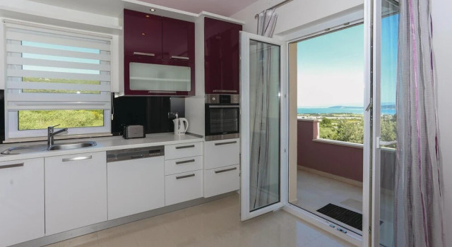 Stunning Home in Kastel Stafilic With Wifi and 6 Bedrooms, Rezerwuj Willa Hotele w Split-Dalmatia County z parkingiem, Parking