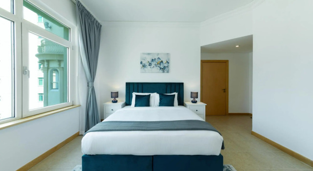 Maison Privee - Stylish Apt with Large Patio close to the Beach, Забронировать Отель Пальма Джумейра , рядом с Jumeirah Palm Tram Station