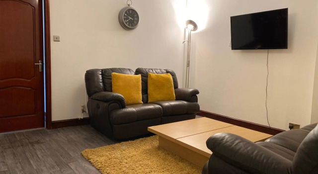 7 Person Home Flat W/parking - Near Swansea Centre