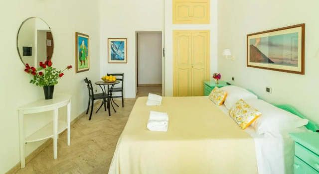Stromboli Suite Apartment with Terrace Volcano & Sea view, Buchen Sie Ferienwohnung Hotels in Sizilien mit Frühstück, Frühstück