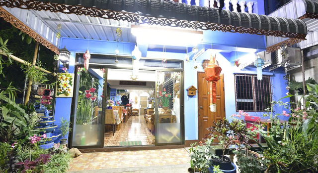 Кровать в общем номере Saithong House