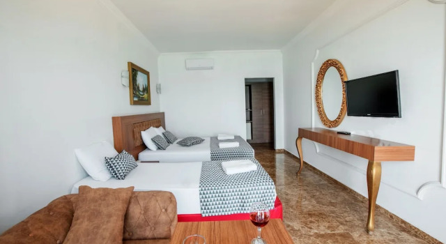 Трёхместный номер Standard с балконом и с частичным видом на море Kristal Beach Hotel