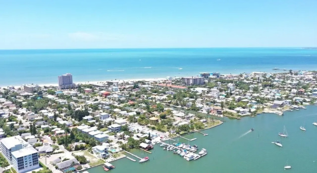 758 Estero Blvd. Villa A, Забронировать Вилла Отели в центре Форт-Майерс-Бич, в центре, Парковка