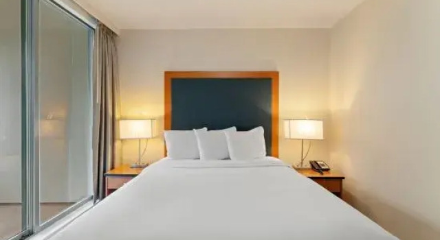 Люкс Luxury с 2 комнатами Executive Hotel Vancouver Airport