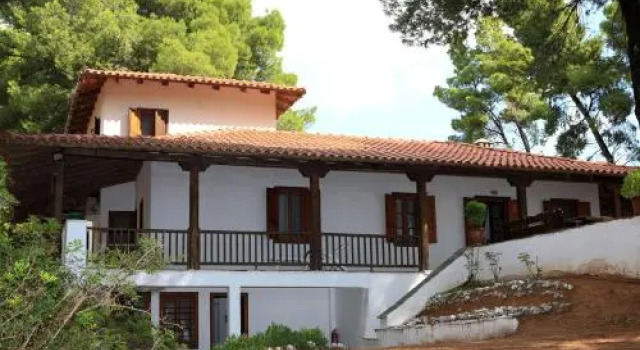 Squirrel Beach Front Villa, Metamorfosi, Забронировать Отель  