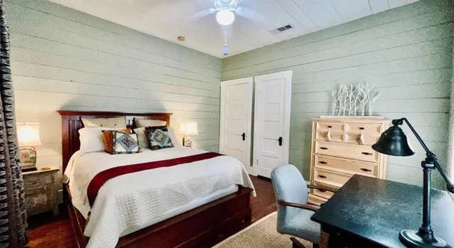 Verdant Red Door Retreat, Забронировать Дом для отпуска Коттеджи Галвестон, рядом с UTMB Health John Sealy Hospital, Коттедж