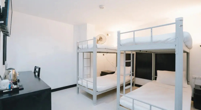 Кровать в общем номере Noble House Patong