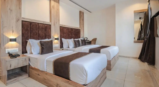 Hotel Silver Park, Забронировать Отель Отели Мумбай с парковкой, рядом с Торговый центр Phoenix MarketCity, Парковка