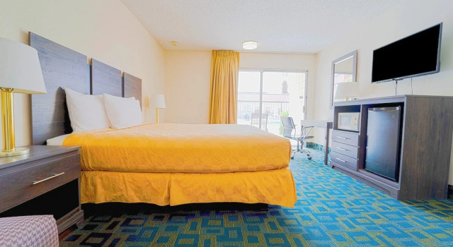 Двухместный номер Standard с балконом Royal Plaza Inn