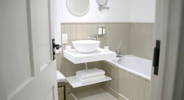 The Three Hills, Rezervați Hotel Long Melford 