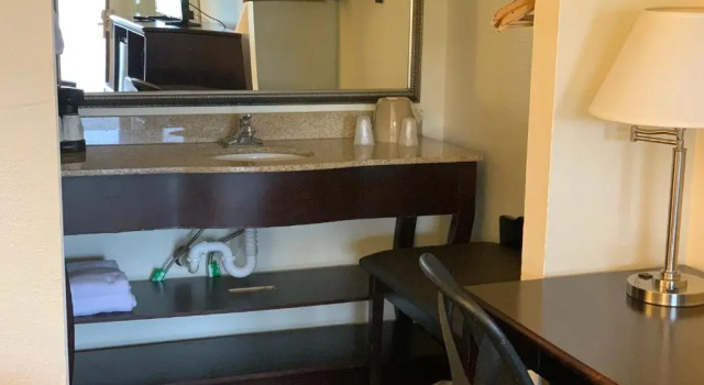 Четырёхместный номер Standard Blackwater Inn Milton
