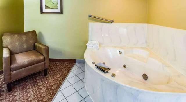 Двухместный люкс Superior AmericInn by Wyndham Blue Earth