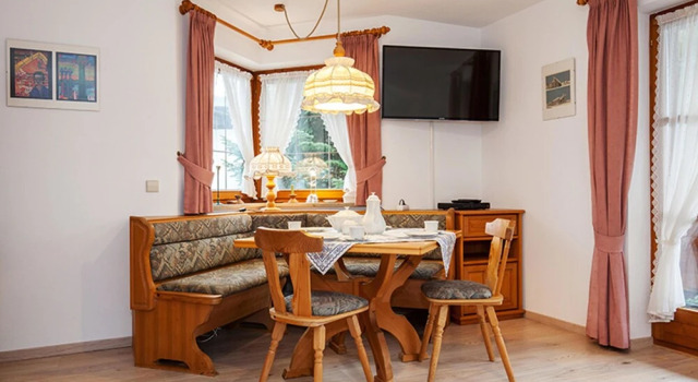 Ferienwohnung Oertl, Varaa Huoneistohotelli Hotellit Baijeri pysäköinnillä, Pysäköinti