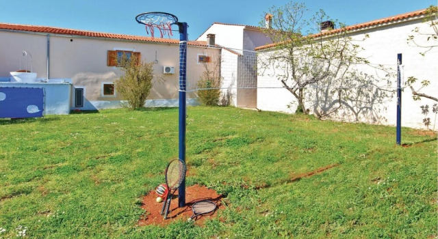 Stunning Home in Kuzinici With Wifi and 5 Bedrooms