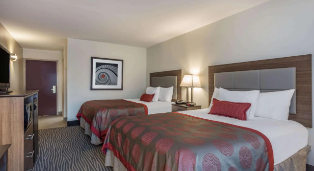 Четырёхместный номер Standard Ramada by Wyndham Hendersonville