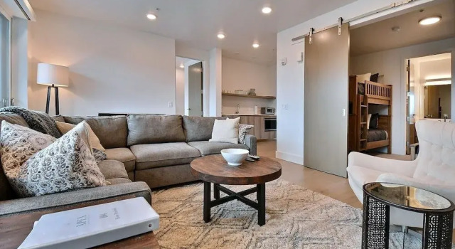Elevated Living At The Largest Ski Resort In The Country 2 Bedroom Condo, Забронировать Курортный отель Отели Парк-Сити с парковкой, рядом с Canyons Parking Lot, Парковка