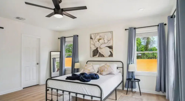 Коттедж с 4 комнатами Stylish & Spacious Comfort 4br/3ba Downtown Gem!