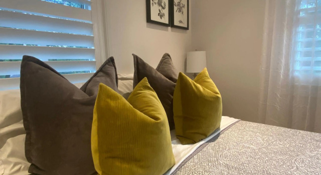 Bright Bedroom- YYZ, Humber College, EGH, Quiet, Book Hotel Toronto 