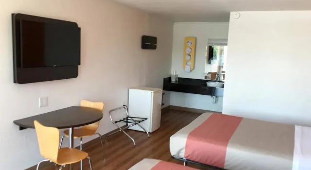 Четырёхместный номер Deluxe Motel 6-Connellys Springs, NC