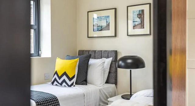 Incredible Light Filled Studio Apartment + Free Parking Sleeps 4