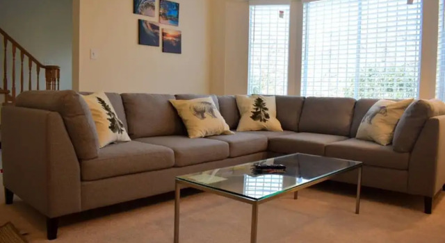 Spacious 4 Bedroom Home on Graveley Street, Buchen Sie Hotel  