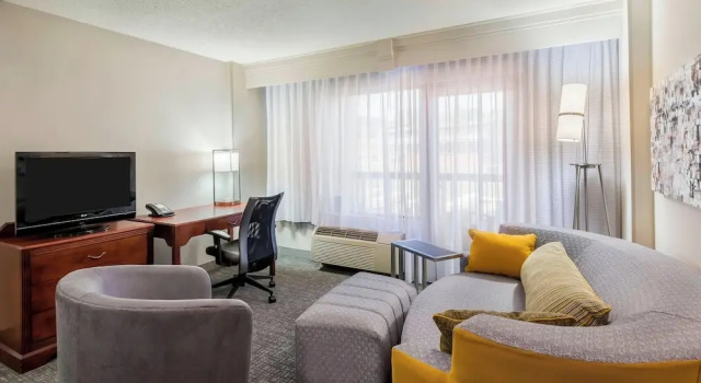 Люкс c 1 комнатой с балконом Courtyard by Marriott Chattanooga Downtown
