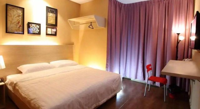 Кровать в общем номере 91 Street Boutique Inn