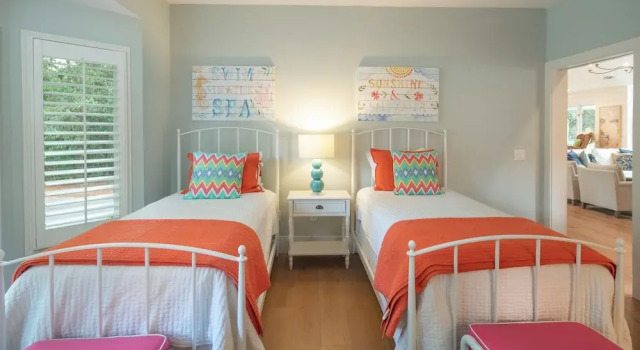 33 St. Andrews Place at The Sea Pines Resort, Забронировать Курортный отель Отели Хилтон-Хед-Айленд с парковкой, рядом с Stan Smith Tennis Academy, Парковка