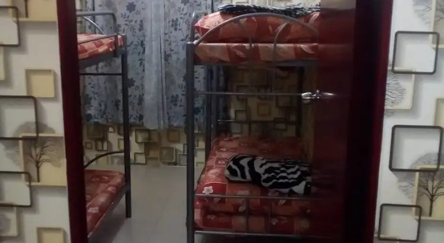 Кровать в общем номере с 2 комнатами с видом на город Хостел Samanakan's Seafarers Condotel