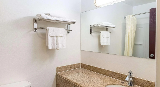 Четырёхместный номер Standard Rodeway Inn & Suites Portland West - Beaverton