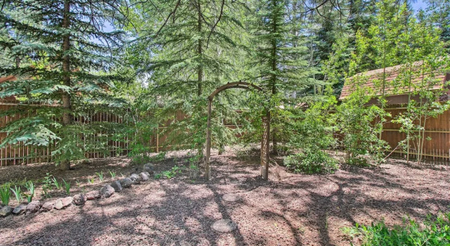Patio, Fenced Yard: Pet-friendly Pinetop Cabin!, Забронировать Отель Пайнтоп штат Аризона, рядом с Загородный гольф-клуб Pinetop Lakes