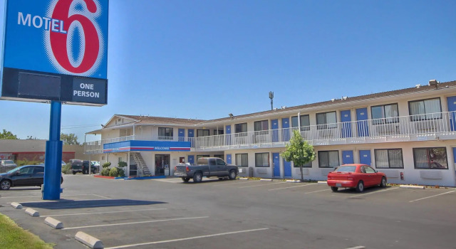 Motel 6 Fresno, CA - Blackstone North