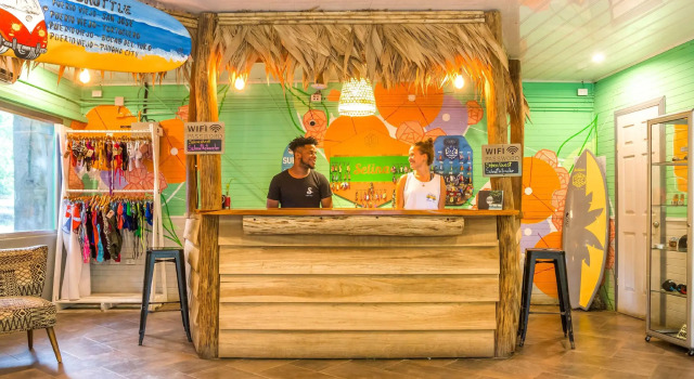 Кровать в общем номере Selina Puerto Viejo