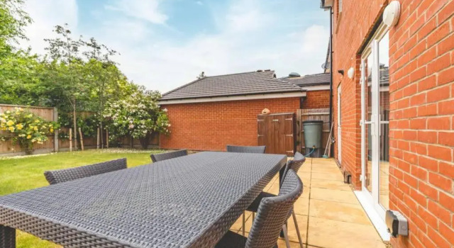 Коттедж STYLISH 4 BED 2 BATH & PARKING - PINEWOOD HEATHROW - By Tempstay