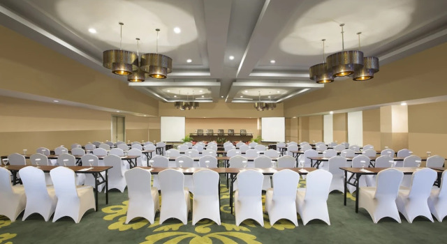 Kyriad Pesonna Pekanbaru, Rezervovat Hotel Hotely v Pekanbaru s bazénem, Bazén