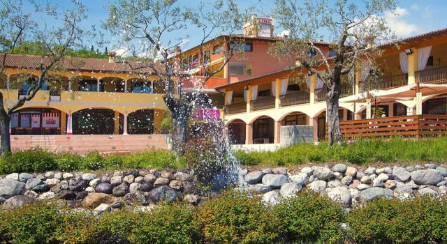 Отель AHG Donna Silvia Wellness Hotel, Забронировать Отель Отели Манерба с завтраком, Завтраки