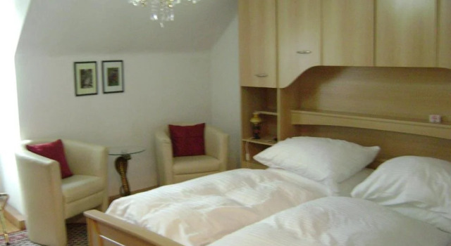 Höckner Plaza Hotel, Book Hotel  